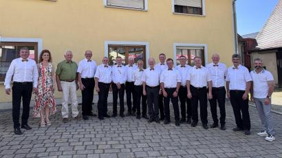 Bild: Klara Laurer
Der Jubiläums-Chor feierte beim musikalischen Grillfest im Sommer. Die Chorleitung hat Jana Müller inne. Heinrich Bodendörfer, der Vorsitzende des Sängerkreises Hersbruck, und Elmar Halk, der Erste Bürgermeister der Gemeinde Birgland, waren ebenfalls anwesend.