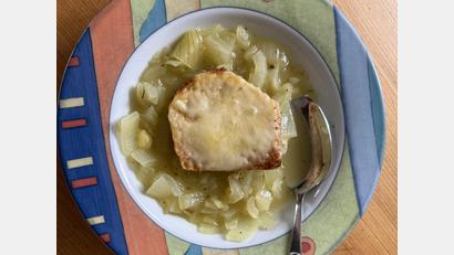 Bild: Ilse Hauer
Ja nach Käsemenge verändert sich auch der Charakter der Zwiebelsuppe. Von leicht überbacken bis zu einer kräftigen, dominanten Käsekruste reicht die Variationsmöglichkeit.