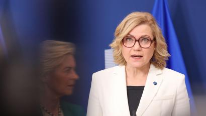 Bild: Omar Havana/AP/dpa
EU-Digitalkommissarin Henna Virkkunen (r.) mahnt KI-Firmen, ihre neusten Modelle erst nach erfolgreichen Sicherheitstests zu veröffentlichen. (Archivbild)