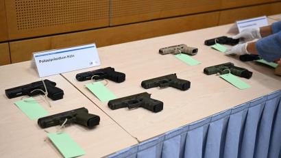 Bild: Federico Gambarini/dpa
Die Polizei hat mehrere Schusswaffen sichergestellt.