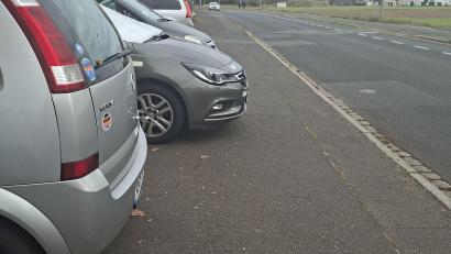 Bild: tk
Die Nutzung des Geh- und Radwegs wird durch das falsche Parken behindert.