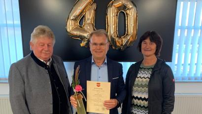 Bild: Stadt Windischeschenbach
Bürgermeister Karlheinz Budnik feiert sein 40-jähriges Dienstjubiläum im Rathaussaal von Windischeschenbach.