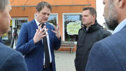 Bild: Daniel Löb/dpa
Landrat Martin Meier zeigte sich entsetzt.