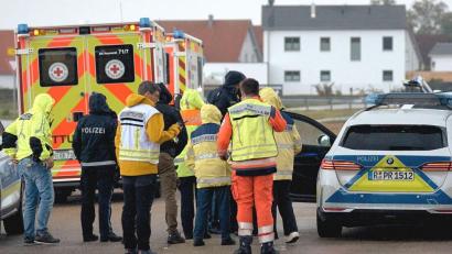 Bild: Tizian Gerbing
Der Einsatz nach den Schüssen in Berngau. Anwohner sollten in ihren Häusern bleiben.