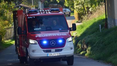Bild: Elisabeth Dobmayer 
Kurz nach 16 Uhr am Mittwochnachmittag fährt das neue Tragkraftspritzenfahrzeug in Oberlind vor. Es ist das modernste in dieser Größe in der Großgemeinde, mit viel technischer Raffinesse.