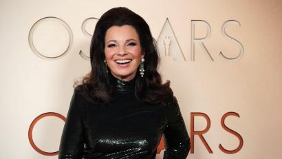 Bild: Jordan Strauss/Invision/AP/dpa
Fran Drescher wurde in den 90ern als „Die Nanny“ bekannt, kommendes Jahr wird sie 70 - hier ist sie bei der Oscarverleihung 2026 auf dem roten Teppich zu sehen. (Archivbild)