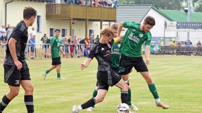 Bild: Rudi Gebert
Der SV Mitterteich muss am Samstag in Kirchenlaibach auf Urlauber Jakub Nedbaly (grünes Trikot) verzichten.