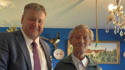 Bild: Stefan Braun
Bürgermeister Stefan Brauch gratuliert Alfons Neubauer zum 85. Geburtstag
