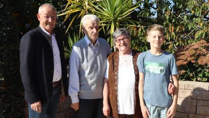 Bild: Michael Rabenhofer
Ernst (Zweiter von links) und Kunigunde Hentschel feierten ihr 65. Ehejubiläum. Ihr jüngster Enkel Elias hatte am gleichen Tag Geburtstag. Riedens Bürgermeister Erwin Geitner (links) reihte sich in die Schar der Gratulanten ein.