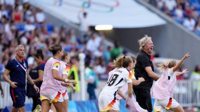 Bild: Marcus Brandt/dpa
Jubel über Olympia-Bronze: Bundestrainer Horst Hrubesch und die deutschen Fußballerinnen 2024. (Archiv)