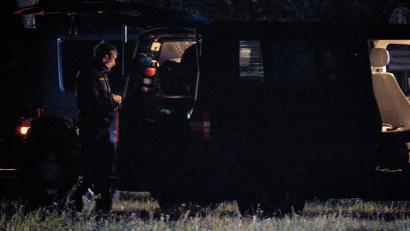Bild: Tizian Gerbing/dpa
Polizeikräfte sind bei Berngau in der Nacht im Einsatz. Bei einer Waffenkontrolle in der Oberpfalz sind eine Mitarbeiterin und ein Mitarbeiter des Landratsamts Neumarkt erschossen worden.