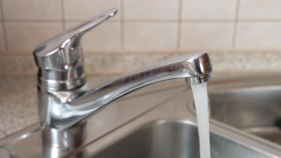 Symbolbild: Robert Dotzauer
Sauberes Trinkwasser aus dem Hahn: Für die technische Überwachung der Wasserversorgung steht in der Gemeinde eine Erneuerung an.