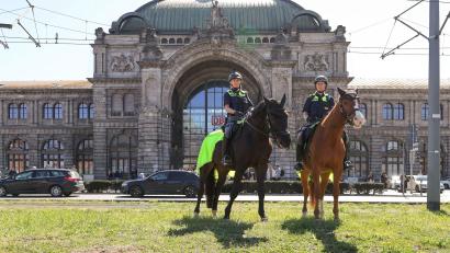 Bild: Daniel Löb/dpa
Vor allem am Nelson-Mandela-Platz nahe dem Nürnberger Hauptbahnhof war die Polizei zuletzt verstärkt präsent. (Archivbild)