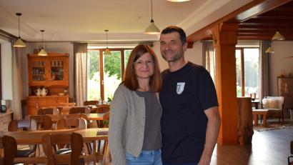 Bild: szl
Claudia und Jürgen Christl aus Witzlasreuth in der Gemeinde Kulmain eröffnen im Herbst ihr Lokal "Almzeit" in Hofstetten bei Kulmain nach fünf Jahren aufwendiger Bauzeit.
