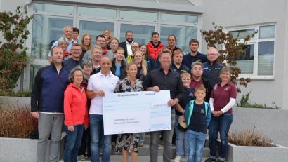 Bild: Wolfgang Houschka
Die Vertreter von 22 Vereinen und Organisationen erhielten Geld, weil sie heuer im Juli mithalfen, als die Big Band der Bundeswehr auf dem Godelmann-Gelände in Högling ein Konzert gab. Den Spendenscheck präsentierten der Fensterbacher Bürgermeister Florian Adam (vorne, weißes Hemd) sowie Silvia und Bernd Godelmann (rechts daneben)