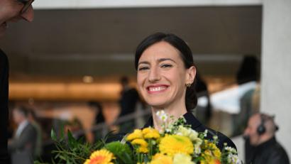 Bild: Marijan Murat/dpa
„Ich kann verstehen, dass viele Menschen denken, dass ich Deutsch sprechen sollte“, sagte Flavia Zaka, nachdem sie in einem Interview auf Englisch geantwortet hatte. (Archivbild)