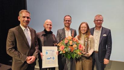 Bild: Christopher Dotzler
Maria Obermeier erhielt in diesem Jahr den Wirtschaftspreis. Mit ihr freuten sich (von links) Oberbürgermeister Michael Fritz, ihr Partner Christoph Wenzel sowie die Raiffeisenbank-Vorstandsmitglieder Florian Rauch und und Martin Sachsenhauser (rechts).
