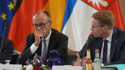 Bild: Marcus Brandt/dpa
Daniel Günther (r) sprach bei „Inas Nacht“ auch über Friedrich Merz.