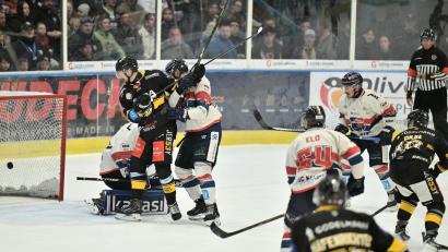 Archivbild: Hubert Ziegler
Der ERSC Amberg (dunkle Trikots) musste am Freitagabend eine 3:5-Niederlage gegen Schweinfurt hinnehmen. Die Wild Lions zeigten insgesamt eine starke Partie bei Vorjahres-Vizemeister.