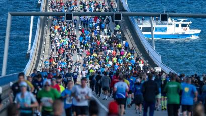Bild: Stefan Sauer/dpa
Läufer starten beim 18. „Rügenbrücken-Marathon“ in Stralsund.