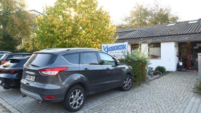 Bild: Alfred Schorner
Der Kindergarten St. Martin in Wutschdorf soll künftig von der Schule Freudenberg (links verdeckt hinter den Bäumen) mit Heizung und Warmwasser versorgt werden.