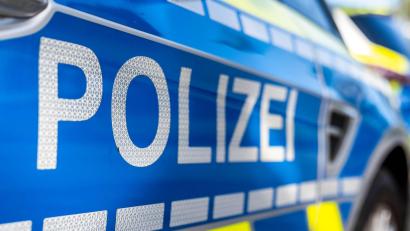Symbolbild: David Inderlied/dpa
Mehrere Streifen fuhren zur Endhaltestelle, nachdem Passanten den Mann mit Schwert gemeldet hatten.