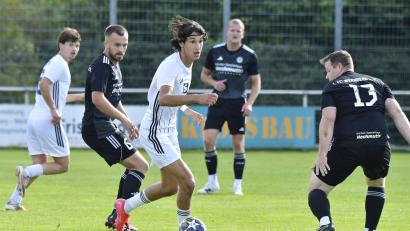 Archivbild: Hubert Ziegler
Jakob Sabisch (Mitte) avancierte mit einem Dreierpack zum Matchwinner für den SV Raigering bei der Spielvereinigung Pfreimd.