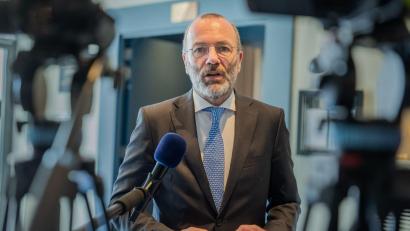 Bild: Michael Kappeler/dpa
Stellt die Brandmauer in ihrer bisherigen Form infrage: Manfred Weber. (Archivbild)