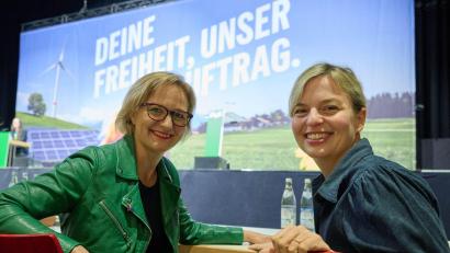 Bild: Peter Kneffel/dpa
Grünen-Bundesvorsitzende Franziska Brantner (l) und die Fraktionsvorsitzende der bayerischen Grünen, Katharina Schulze (r), sprachen am Landesparteitag über Freiheit.