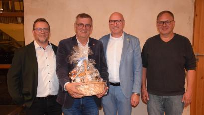 Bild: Paul Böhm
24 Jahre gehörte Peter Braun (Zweiter von links) dem Zweckverband zur Wasserversorgung der Vils-Naab-Gruppe als Verbandsrat an. 18 Jahre war er dessen Vorsitzender. Dafür bedankten sich Johannes Ortner, Leiter der Stadtwerke Burglengenfeld (von links), der neue Vorsitzende des Zweckverbandes Martin Antreter und der 2. Vorsitzende des Zweckverbands Jürgen Ehrnsperger.