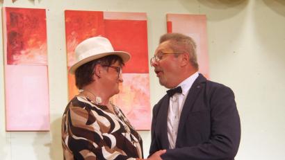 Bild: Werner Robl
Oma (Angelika Protschky) und Sepp (Kunibert Reiß) wollen heiraten. Die freudige Nachricht wollen sie an Hermines 65. Geburtstag der Familie mitteilen.