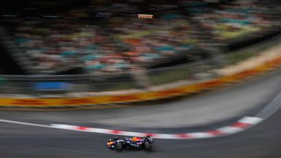 Bild: Vincent Thian/AP/dpa
Max Verstappen rast in Singapur zur Pole.