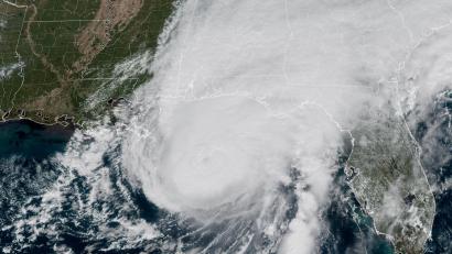 Bild: Uncredited/National Oceanic and Atmospheric Administration/AP/dpa
Der Sturm bewegt sich weiter landeinwärts in Richtung der Bundesstaaten Alamaba und Tennessee und bringt Windgeschwindigkeiten von bis zu 100 Kilometern pro Stunde.