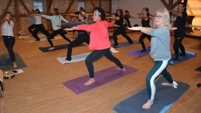 Bild: Josef Rosner
Gleich dreimal wurde am Freitagabend eine 45-minütige Übungsstunde mit Yoga angeboten, wie hier mit Yogalehrerin und Physiotherapeutin Nina Meixner (links). Die Yogastunden im Ratssaal waren sehr gut besucht.