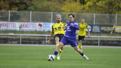 Bild: Hubert Ziegler
Kenen Muslimovic (gelbes Trikot) erzielte den zwischenzeitlichen 1:1-Ausgleich für den FC Amberg gegen Kareth-Lappersdorf. Am Ende musste sich die Mannschaft von Erkan Kara allerdings mit 1:4 geschlagen geben.
