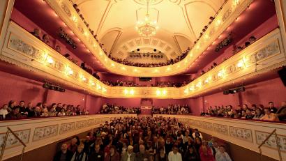 Archivbild: Erich Spahn
Das Stadttheater Amberg hat einen festen Platz im Herzen seiner Stammgäste. Entgegen aller Trends steigen die Abo-Zahlen dort deutlich.