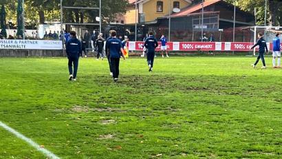 Bild: Hügel
Bereits beim Warmlaufen wurde deutlich: Der Platz auf der Würzburger Sepp-Endres-Anlage ist nicht bayernliga-tauglich.