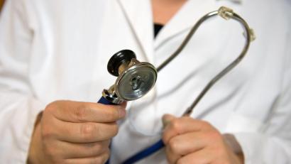 Bild: Arno Burgi/dpa-Zentralbild/dpa
Wie Ärzte und Patienten miteinander kommunizieren, wirkt sich auf das gegenseitige Vertrauen aus. (Symbolbild)