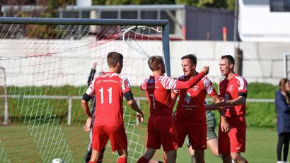 Bild: Dieter Jäschke
Der FSV Waldthurn (rote Trikots) gewann das Spitzenspiel der A-Klasse Ost gegen die SG Störnstein/Wurz mit 2:0.