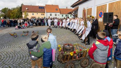 Bild: Roland Wellenhoefer
Zum traditionellen Aufspielen reihen sich die Kirwaburschen und -madla auf. Mit selbst gereimten Schnaderhüpferln nehmen die Burschen das Dorfgeschehen aufs Korn.