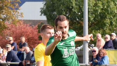 Archivbild: Rudi Gebert
Bezirksliga-Spitzenreiter SV Mitterteich gewann beim TSV Kirchenlaibach mit 2:0. Marco Kießling (grünes Trikot) gelang schon in der 3. Minute das 1:0.
