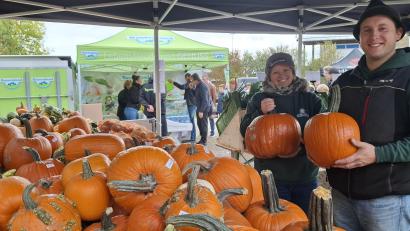 Bild: Gabriela Amann
Kürbisse symbolisieren im Herbst gerne die Ernte. Sie durften deshalb beim Herbst-Bauernmarkt mit Kreiserntedankfest nicht fehlen.