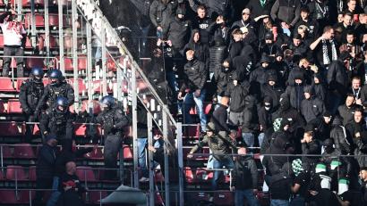 Bild: Federico Gambarini/dpa
Anhänger von Borussia Mönchengladbach treten eine Schutzscheibe ein.
