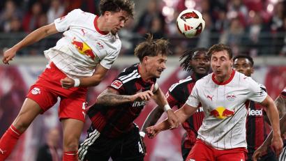 Bild: Jan Woitas/dpa
Frankfurts Kapitän Robin Koch (M) erwischte einen schwachen Tag.