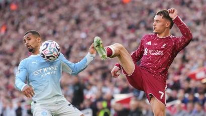 Bild: Jon Super/AP/dpa
Der deutsche Nationalspieler Florian Wirtz (r) vom FC Liverpool beim Heimspiel gegen Manchester City und Iliman Ndiaye.