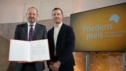 Bild: Hannes P. Albert/dpa POOL/dpa
Der Vorsteher des Börsenvereins, Sebastian Guggolz (rechts), überreichte die Urkunde an Philippe Sands.