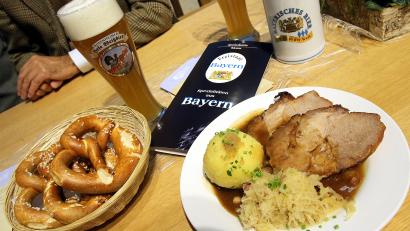 Bild: Wolfgang Kumm/dpa
Schweinebraten mit Knödel: Bürgermeister Reinhard Kreuzer legt Wert darauf, dass dieses Leibgericht mit bayerischer Tradition angesichts neuer Trends in Schönsee nicht ins Hintertreffen gerät.