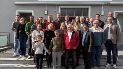 Bild: Siegfried Bock
Immer gut drauf und gesellig: Eduard Harrer (vorne Mitte) neben seiner Christine sowie Familienmitgliedern und den Vertretern von Gemeinde, Kirche und Vereinen.