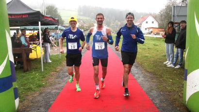 Bild: Rudolf Hirsch
Der Schlussläufer der Siegerstaffel TV Burglengenfeld, Markus Gleißl (Mitte), ließ sich beim Zieleinlauf von zwei Mannschaftskollegen begleiten.