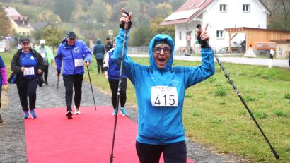 Bild: Rudolf Hirsch
Jubelnd überquert die Walkerin die Ziellinie in Pertolzhofen. Dort hatte der Veranstalter den Sportlern den roten Teppich ausgelegt.